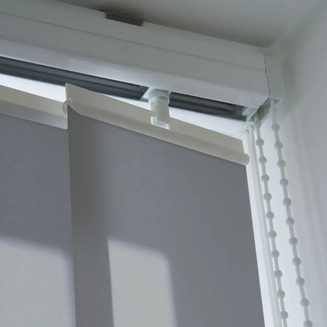 Madeco 3058 Verticale Lamellen 5 Stuks Lichtdoorlatend Grijs 8,9 X 260 Cm + Rail 250 Cm-Brico